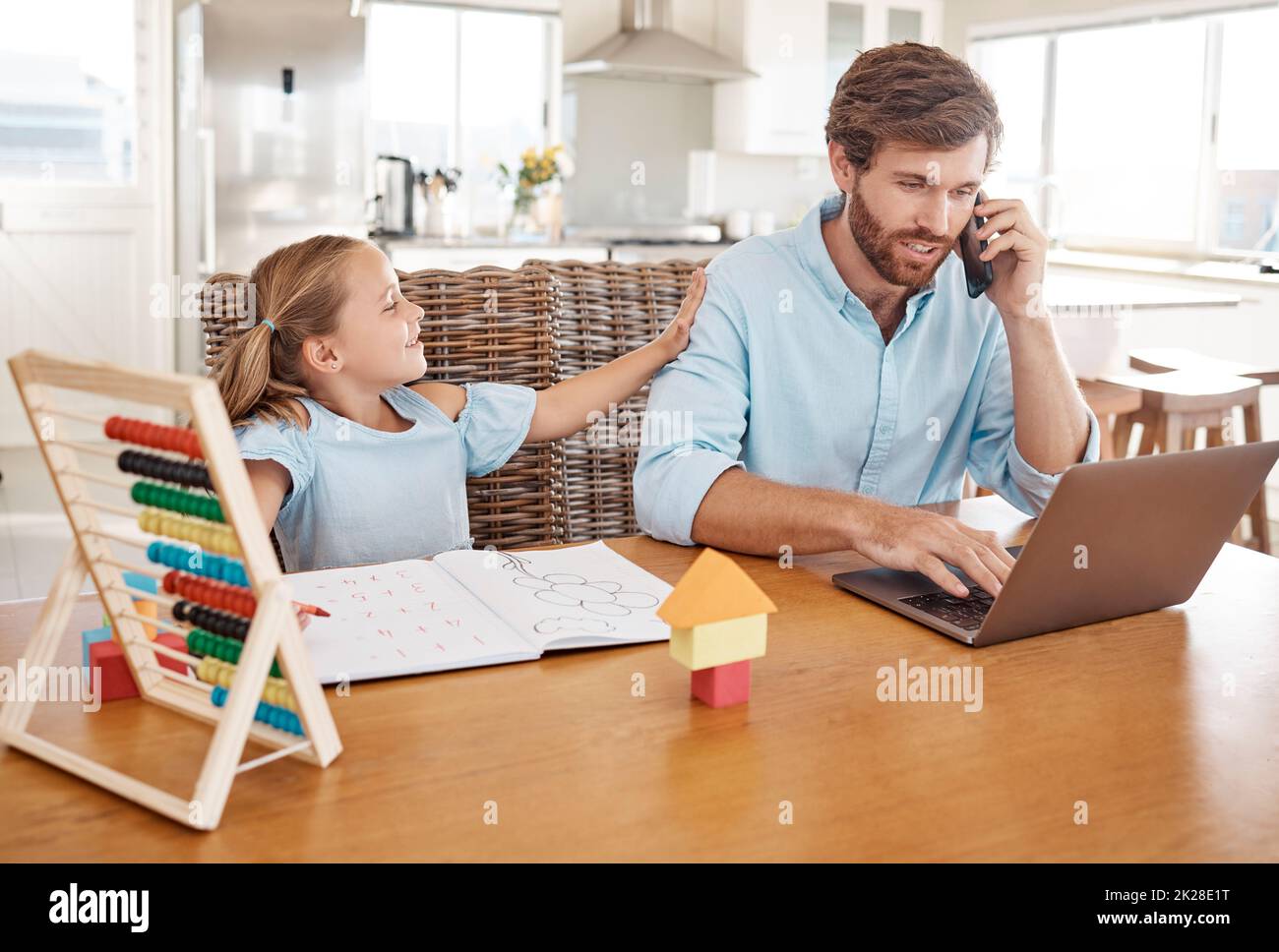 Kinderlernen, Heimarbeit und Arbeitsgespräch eines Vaters auf einem Computer, der mit digitaler Planung beschäftigt ist. Geschäftsmann, der während eines Mädchens redet und Technologie verwendet Stockfoto