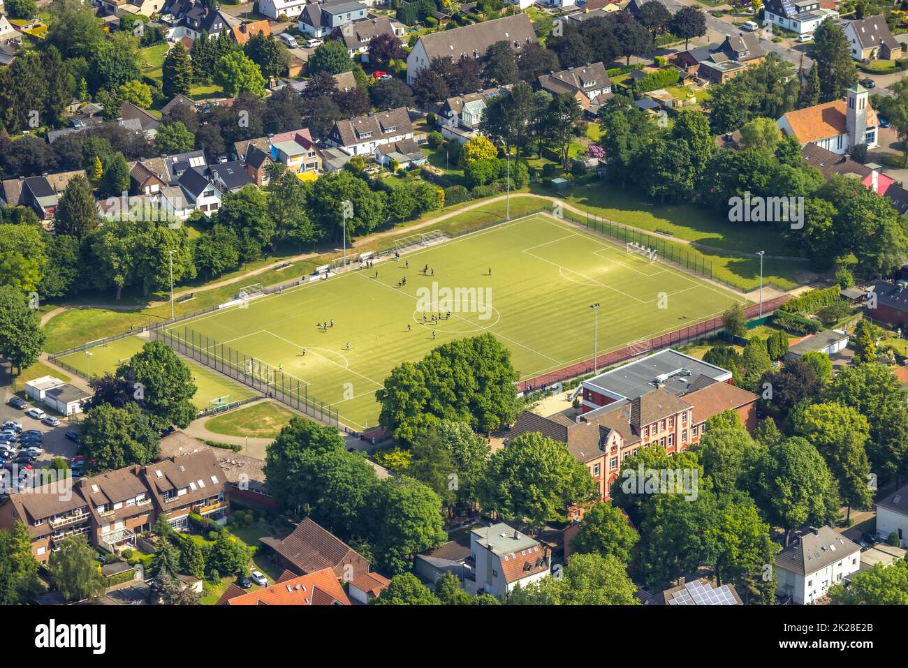 Luftaufnahme, Fußballspieler auf Sportplatz Hegestraße, Josefschule katholische Grundschule, Rentfort, Gladbeck, Ruhrgebiet, Nordrhein-Westfalen, Stockfoto