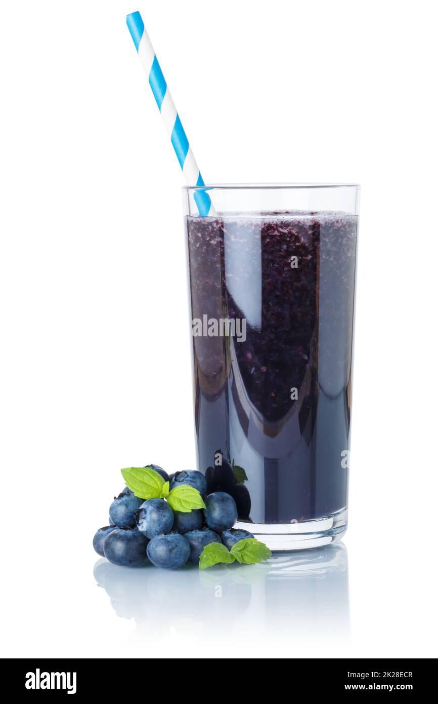 Heidelbeeren-Smoothie Fruchtsaft Trinken Sie StrohBlaubeeren in einem Glas, isoliert auf weiß Stockfoto