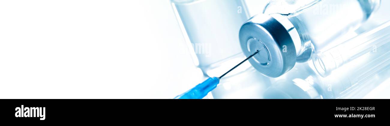 Medizinische Spritze mit einer Nadel und einem Poller mit Impfstoff. Stockfoto
