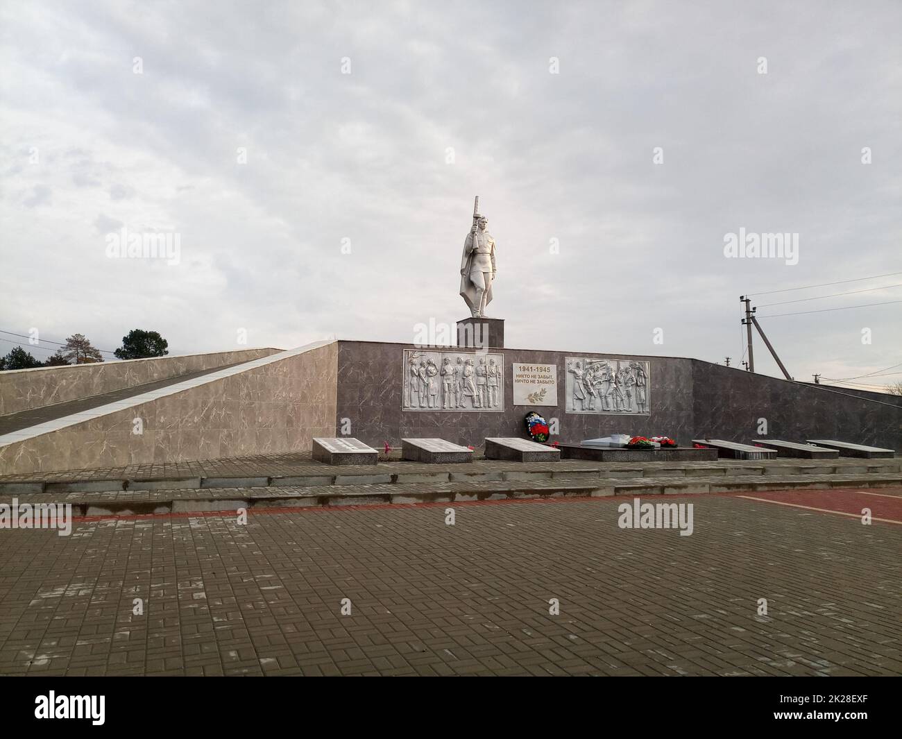 Kriegsdenkmal an der Stelle des Massengrabes. Denkmal für Soldaten, die im Zweiten Weltkrieg starben Stockfoto