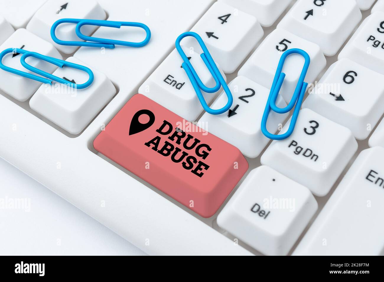 Handschrifttext Drogenmissbrauch. Geschäftsansatz die übliche Einnahme verschreibungspflichtiger oder illegaler Drogen Abstrakt Eingeben einer Präsentationsnachricht, erneute Eingabe eines neuen E-Mail-Kennworts Stockfoto