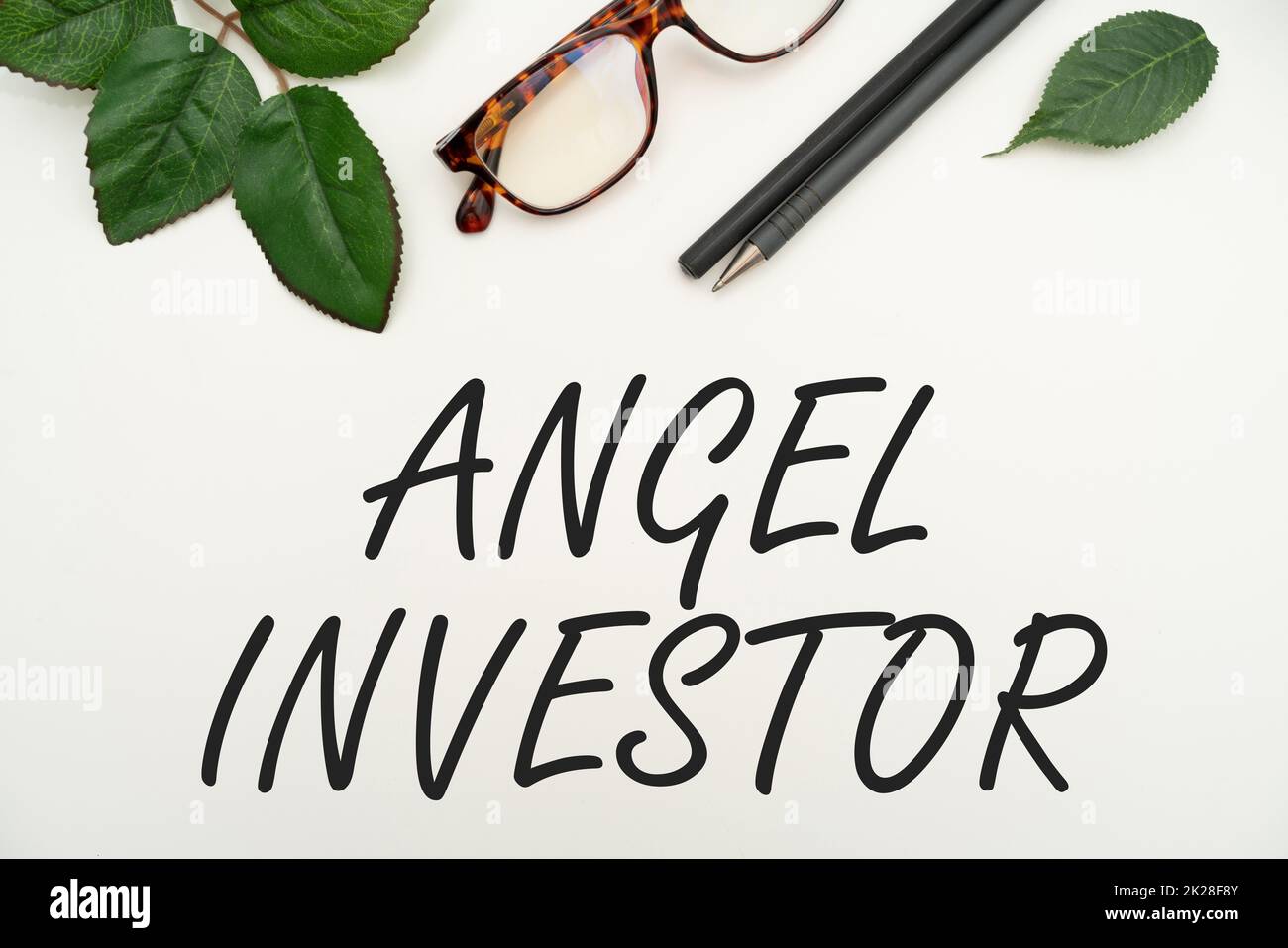 Konzeptionelle Überschrift: Angel Investor. Unternehmen präsentieren vermögende Einzelperson, die Büromaterial über dem Schreibtisch mit Tastatur und Gläsern sowie Kaffeetasse für die Arbeit zur Verfügung stellt Stockfoto