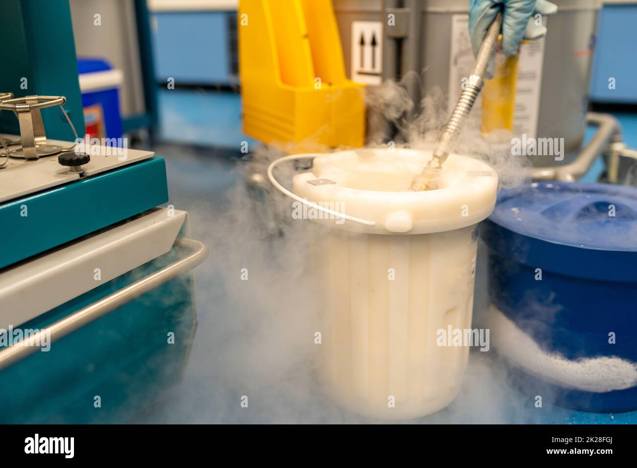 Experimente in einem Labor mit flüssigem Stickstoff Stockfoto