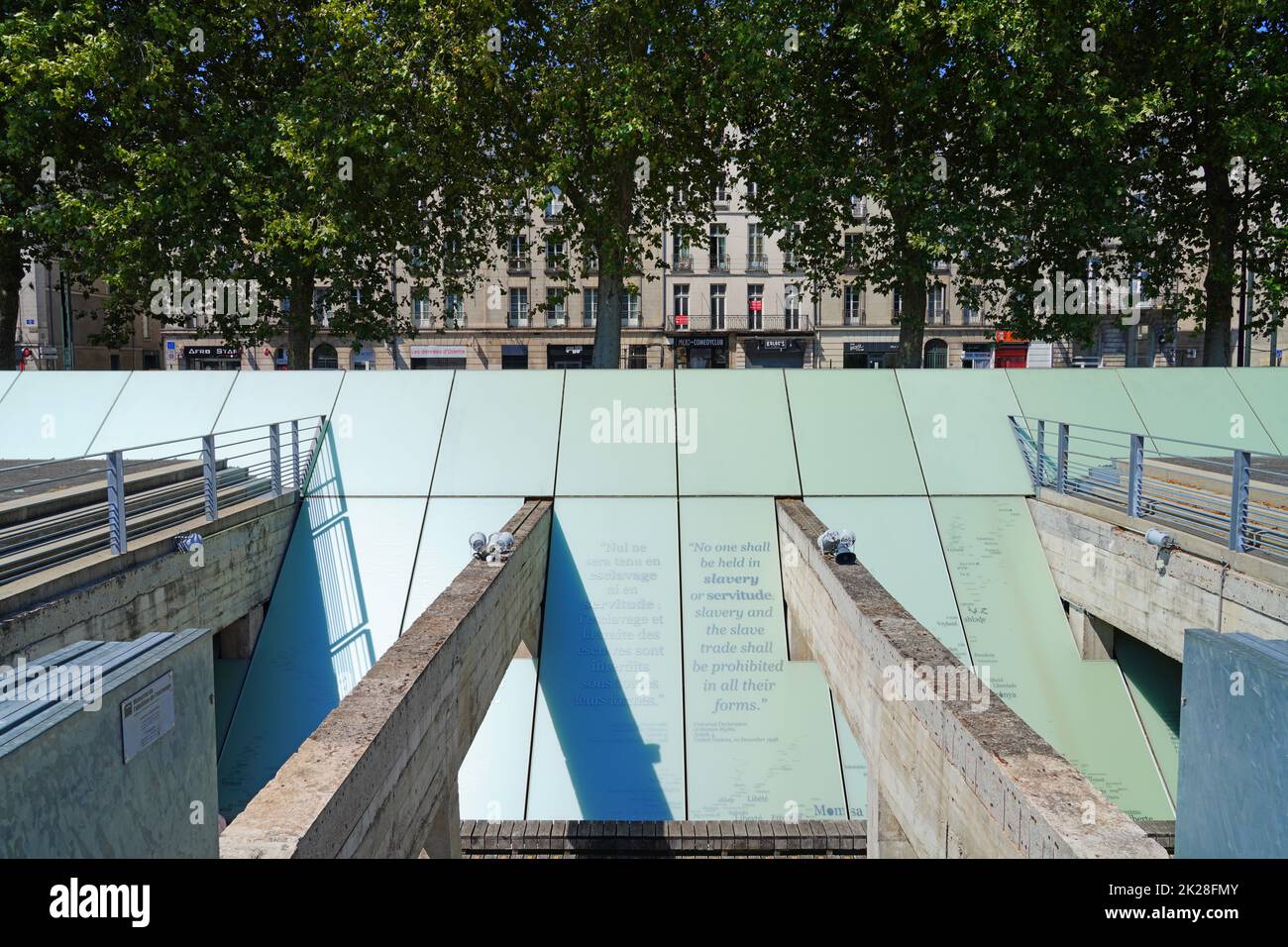 NANTES, FRANKREICH -10 AUG 2022- Blick auf das Denkmal zur Abschaffung der Sklaverei über den französischen Sklavenhandel am Quai de la Fosse in der Innenstadt von Nantes, Fra Stockfoto