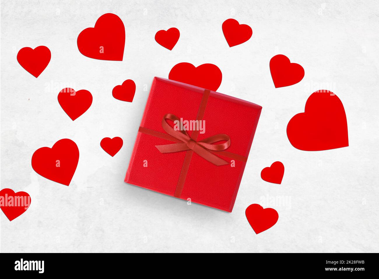 Liebe Hintergrund. Valentinstag rote Herzen, romantische Geschenkbox und Kopierraum. Stockfoto