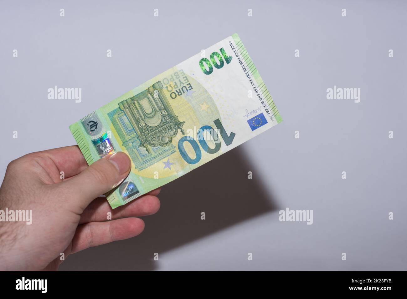 Einhundert Euro-Banknoten hielten die Inflation auf dem Markt mit Grauen in einer Hand Stockfoto