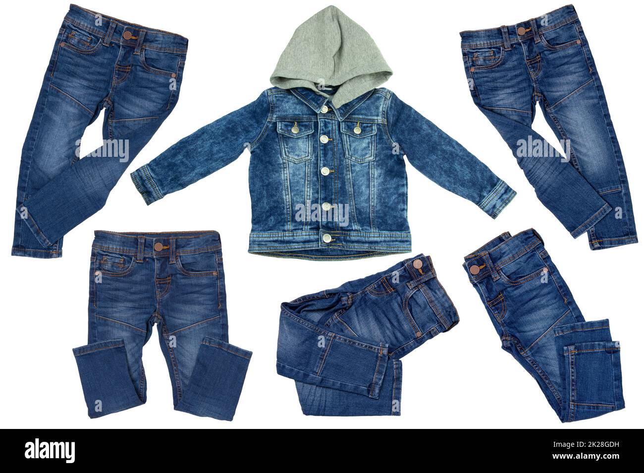 Kollektion Jeans Kleidung auf weißem Hintergrund. Set aus Denimjacke mit abnehmbarer Kapuze für ein Kind und verschiedenen trendigen, stylischen Stretchhosen oder Hosen aus blauem Denim. Jeans Sommer- und Herbstmode. Stockfoto