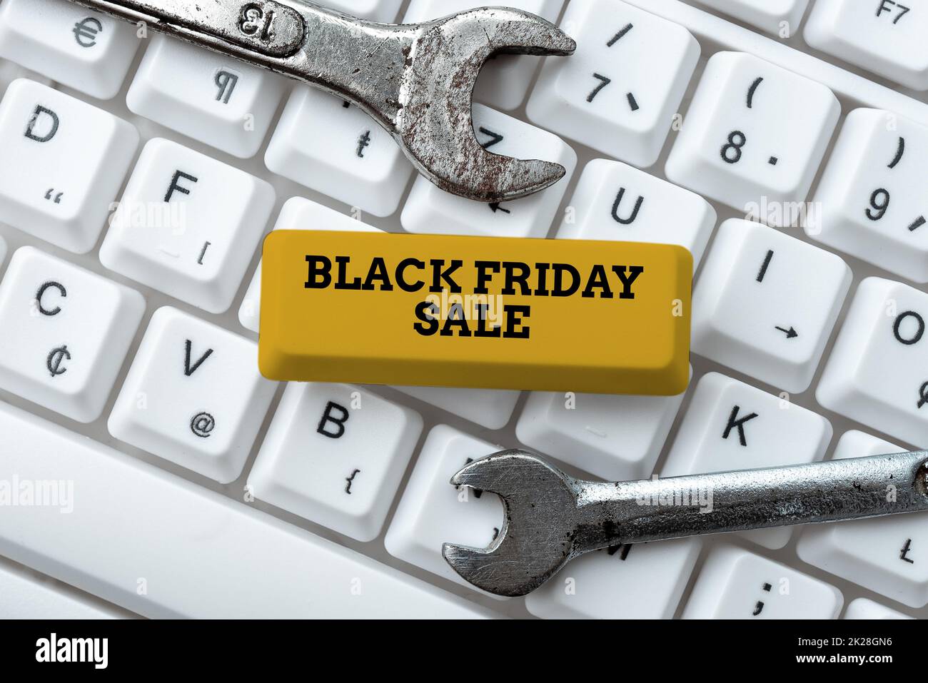 Schreiben mit Text „Black Friday Sale“. Konzept bedeutet, die Käufer mit exklusiven Produkten anzuziehen, ist ein niedrigerer Preis, das Konzept eines neuen Tippspiels, abstrakte Lösungen für Tippprobleme Stockfoto