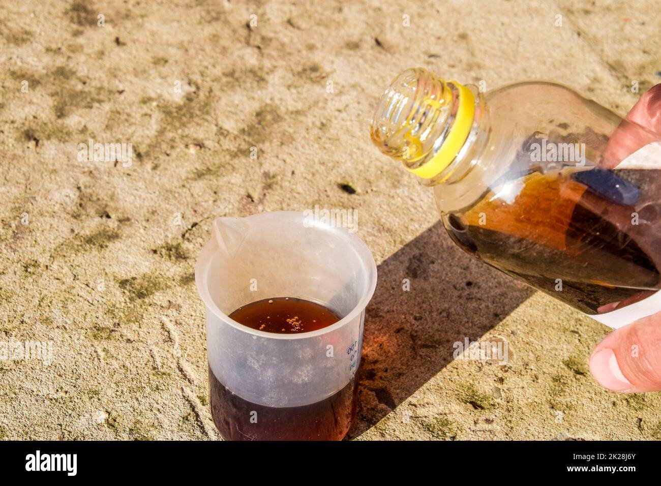 Dicken Glyphosat-Lösung in ein Becherglas gießen Stockfoto