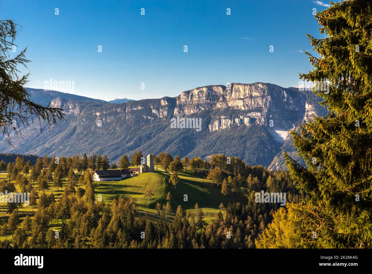 Blick vom Moeltner Joch auf St. Jakob am Langfenn und Mendelrücken, Südtirol Stockfoto