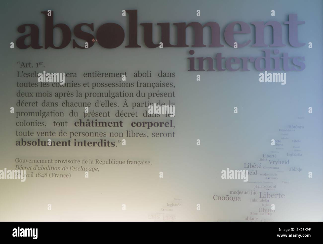 NANTES, FRANKREICH -10 AUG 2022- Blick auf das Denkmal zur Abschaffung der Sklaverei über den französischen Sklavenhandel am Quai de la Fosse in der Innenstadt von Nantes, Fra Stockfoto