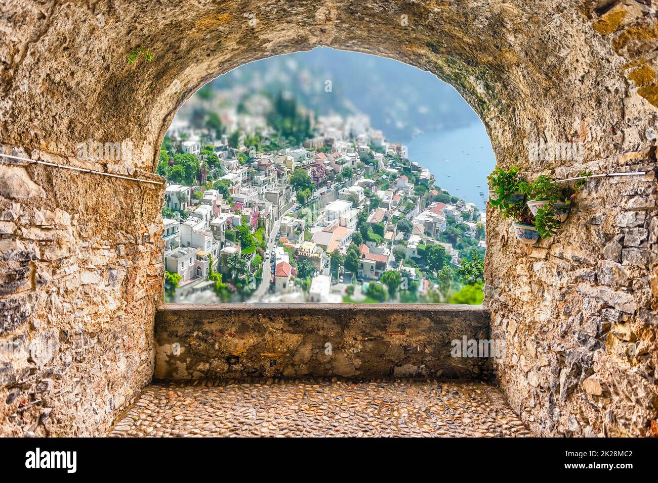 Felsenbalkon mit Blick auf das Dorf Positano an der Amalfiküste, Italien Stockfoto