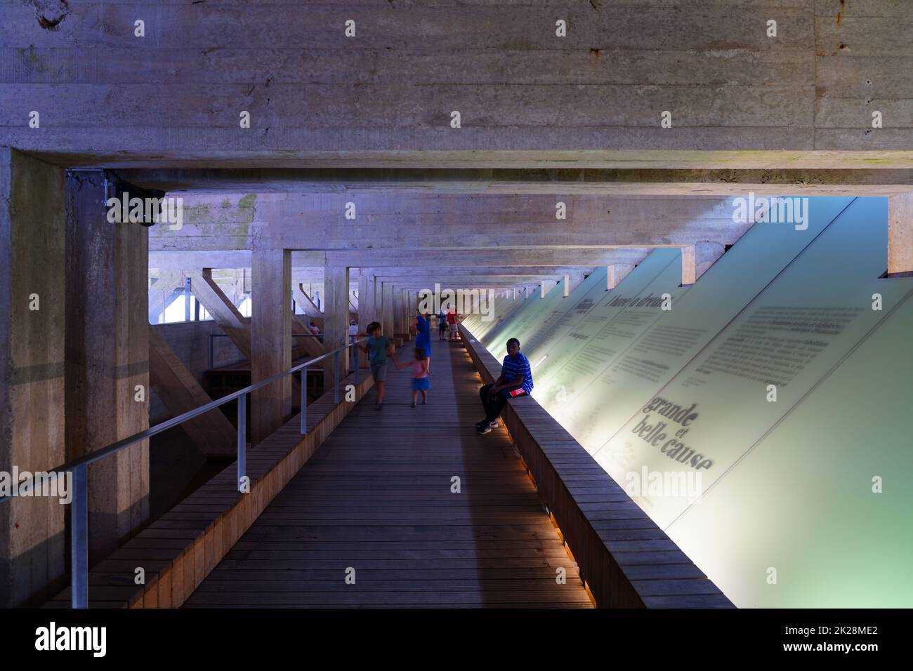 NANTES, FRANKREICH -10 AUG 2022- Blick auf das Denkmal zur Abschaffung der Sklaverei über den französischen Sklavenhandel am Quai de la Fosse in der Innenstadt von Nantes, Fra Stockfoto