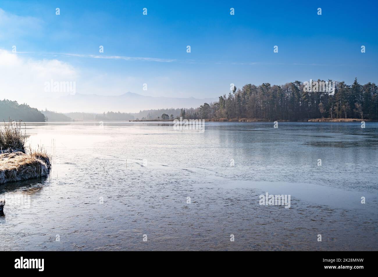 Eis auf dem Osterseen bei Iffeldorf Stockfoto