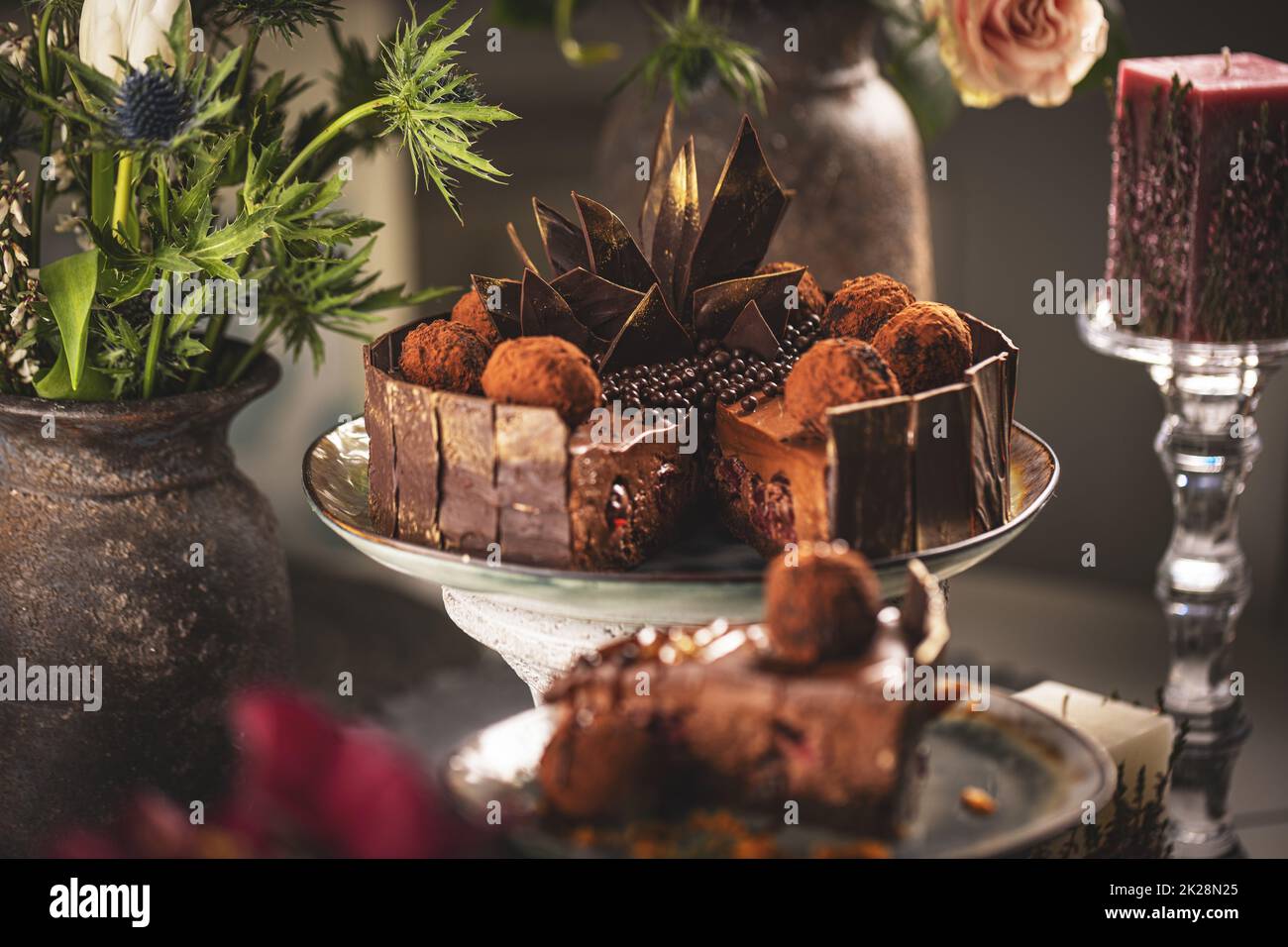 Schokoladen-Mousse-Kuchen mit Kirsche Stockfoto