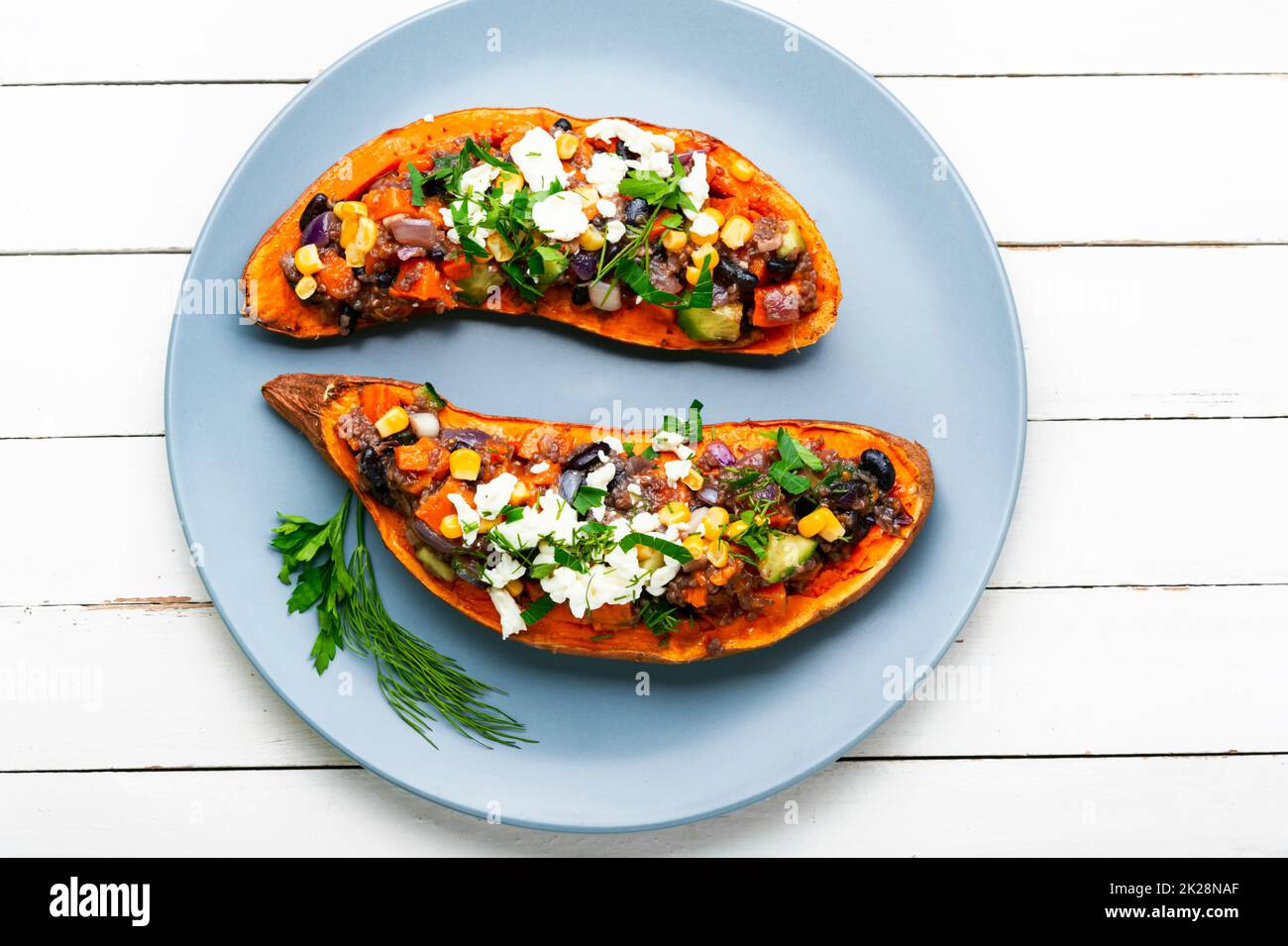 Süßkartoffeln, Batata mit Gemüse geröstet. Stockfoto