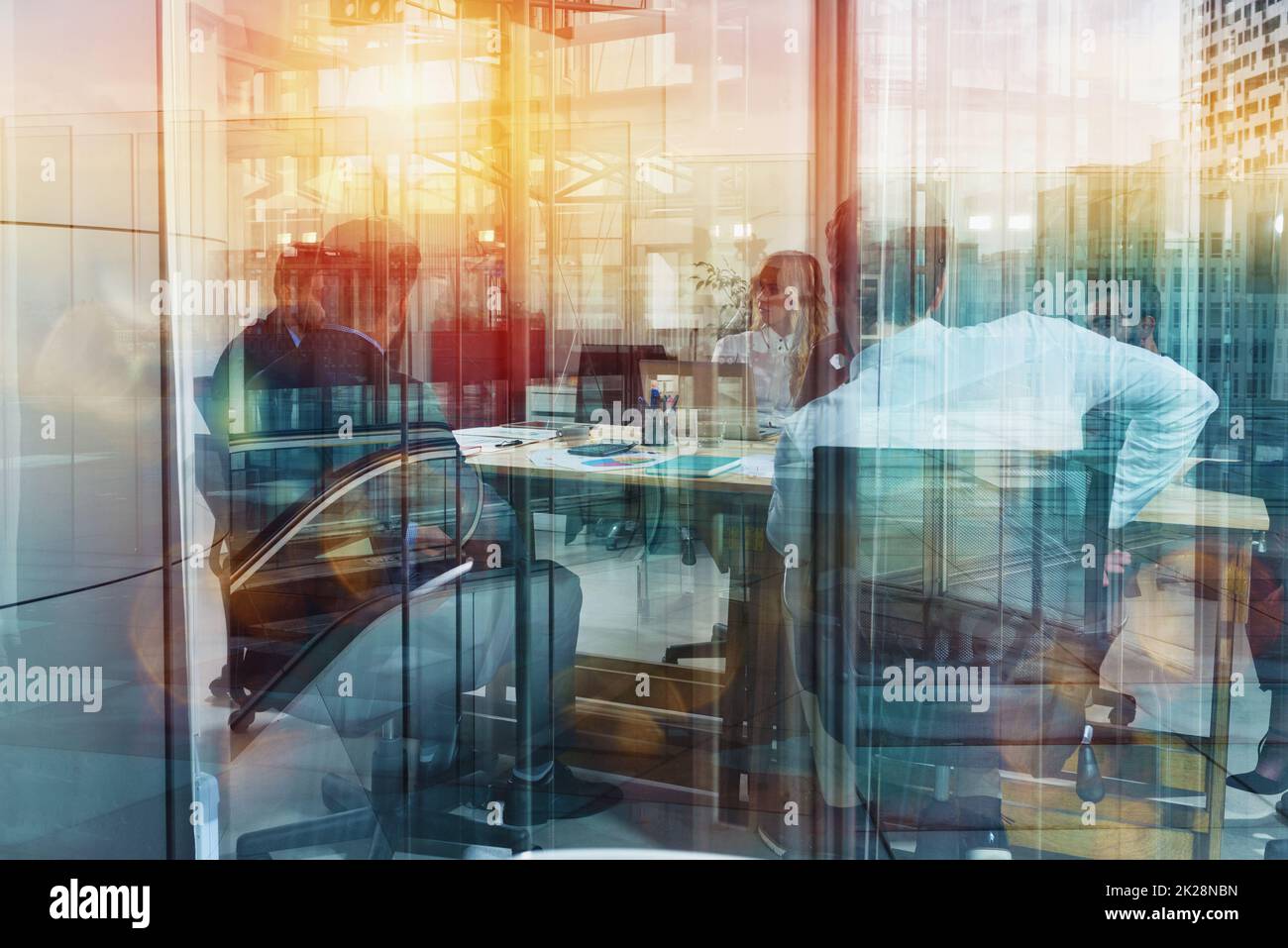 Eine Gruppe von Geschäftsleuten arbeitet im Büro zusammen Stockfoto