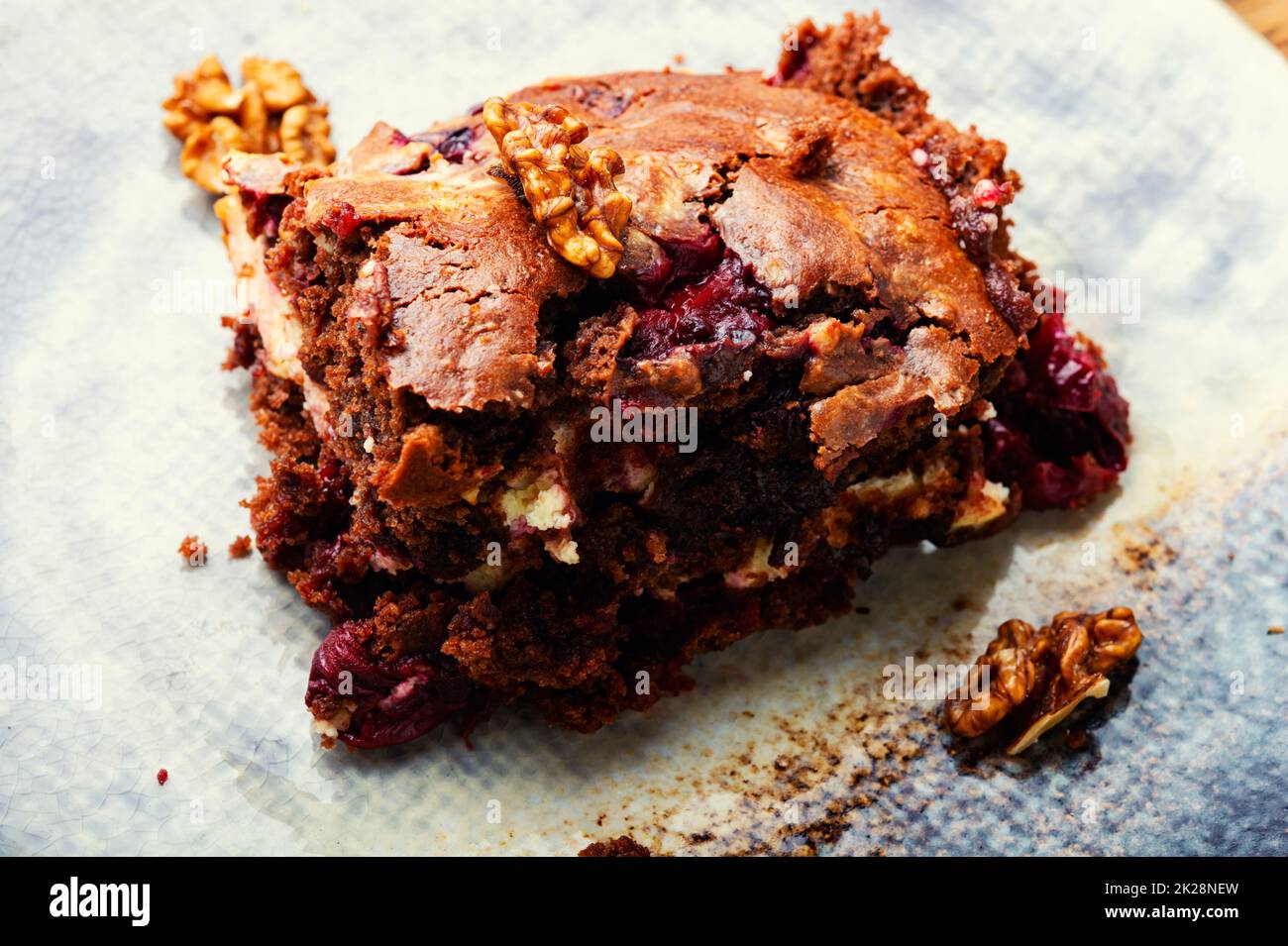 Schokoladenkuchen mit Beeren, Brownie-Kuchen Stockfoto