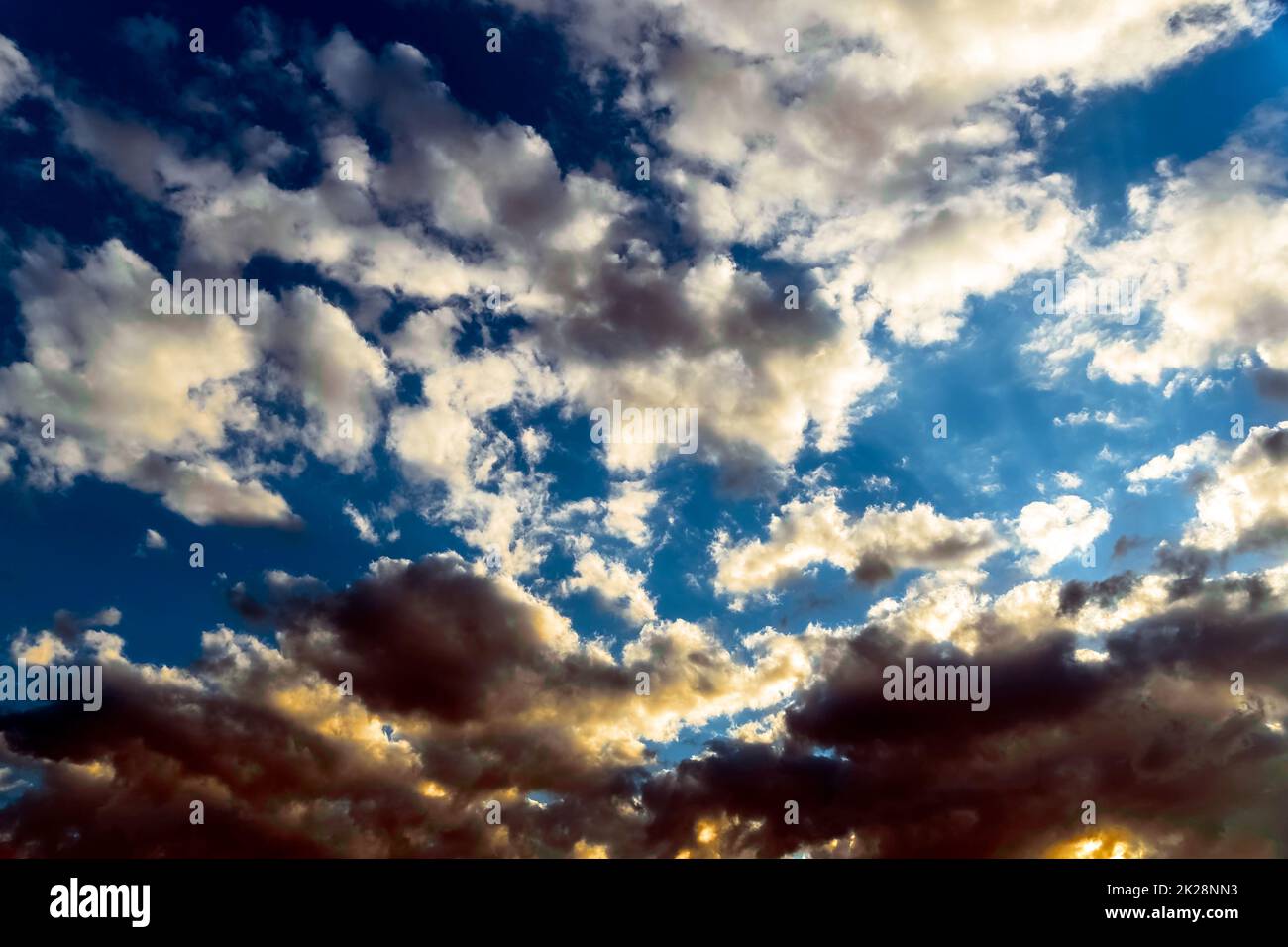 Panoramablick auf den blauen Himmel mit Wolken in Bewegung. Blick auf den blauen Himmel mit Wolken in Bewegung. Schönes Wetter mit klarem Himmel. Himmlisches Licht. Dramatischer Himmel mit Wolken Stockfoto