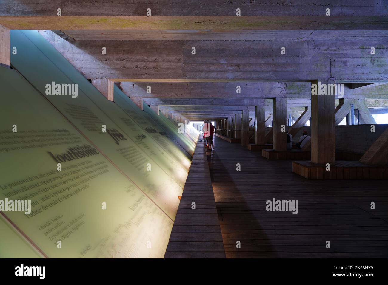 NANTES, FRANKREICH -10 AUG 2022- Blick auf das Denkmal zur Abschaffung der Sklaverei über den französischen Sklavenhandel am Quai de la Fosse in der Innenstadt von Nantes, Fra Stockfoto