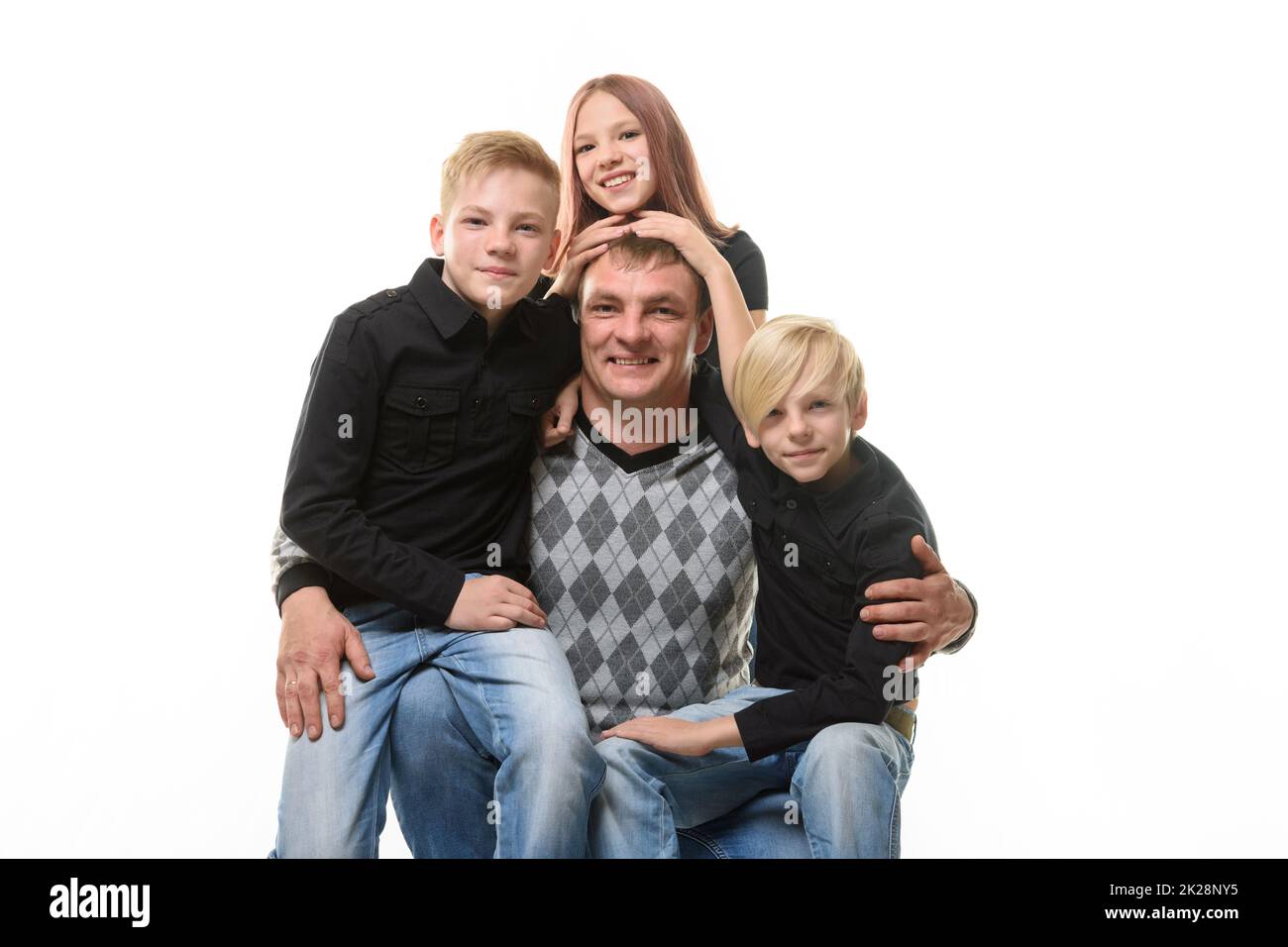 Halblanges Porträt eines Vaters und dreier Kinder in legerer Kleidung auf weißem Hintergrund Stockfoto