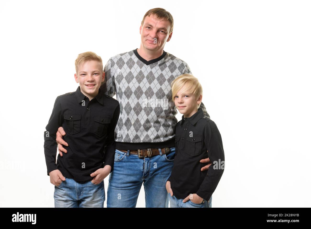 Halblanges Porträt eines Vaters und zweier Söhne in legerer Kleidung, isoliert auf weißem Hintergrund Stockfoto