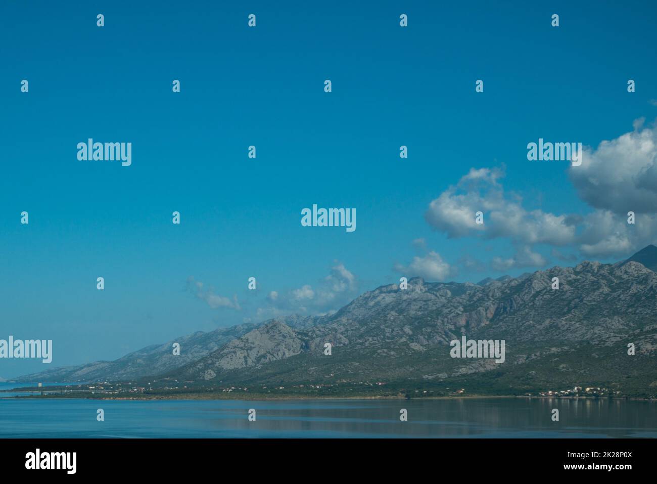 Schöner Blick auf das blaue Meer an einem sonnigen Tag Stockfoto