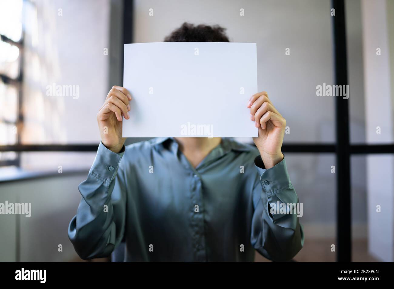 Geschäftsfrau Mit Leerem Papier Vor Dem Gesicht Stockfoto