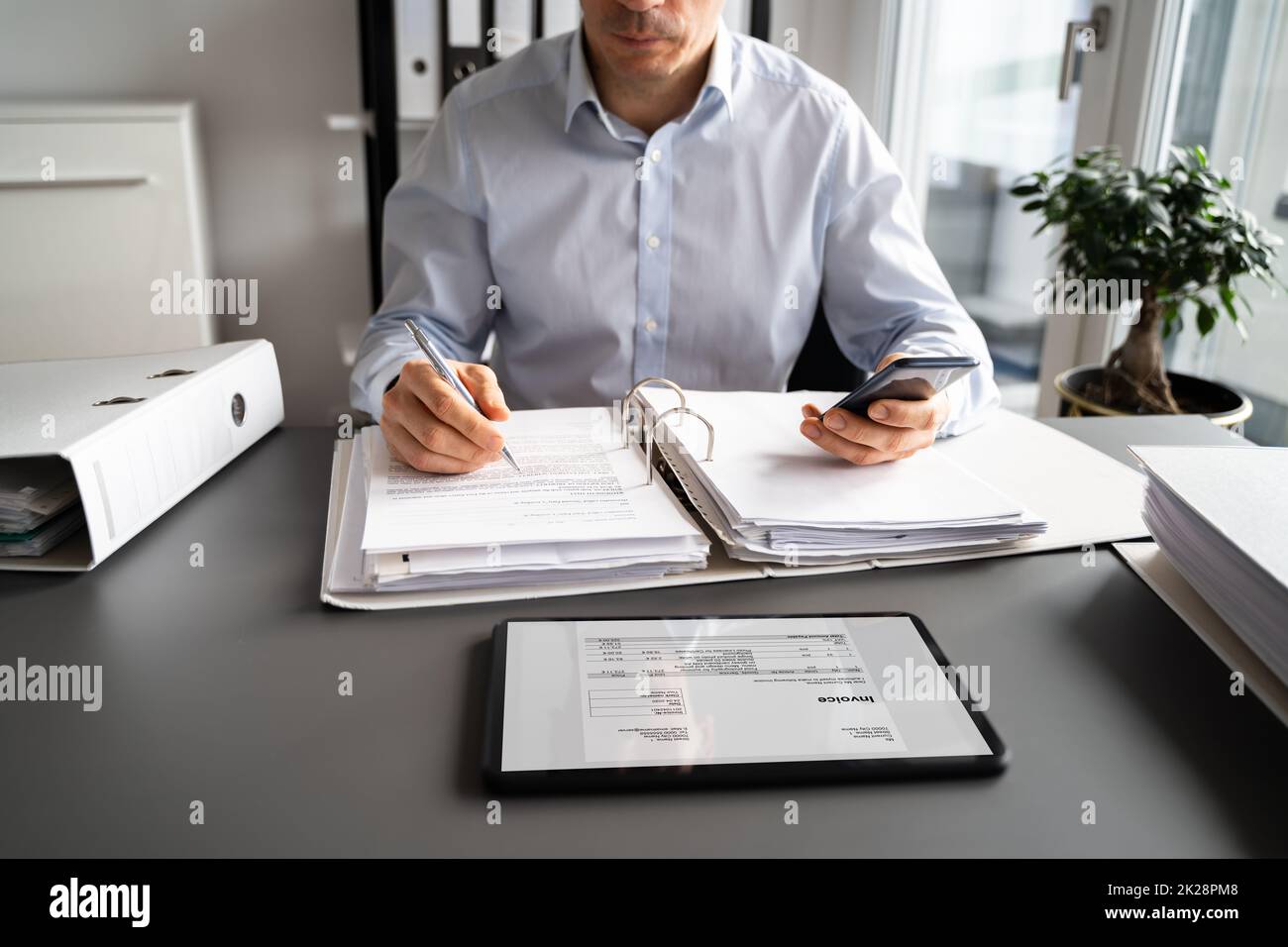 Buchhalter, der E Invoice Software auf Tablet verwendet Stockfoto