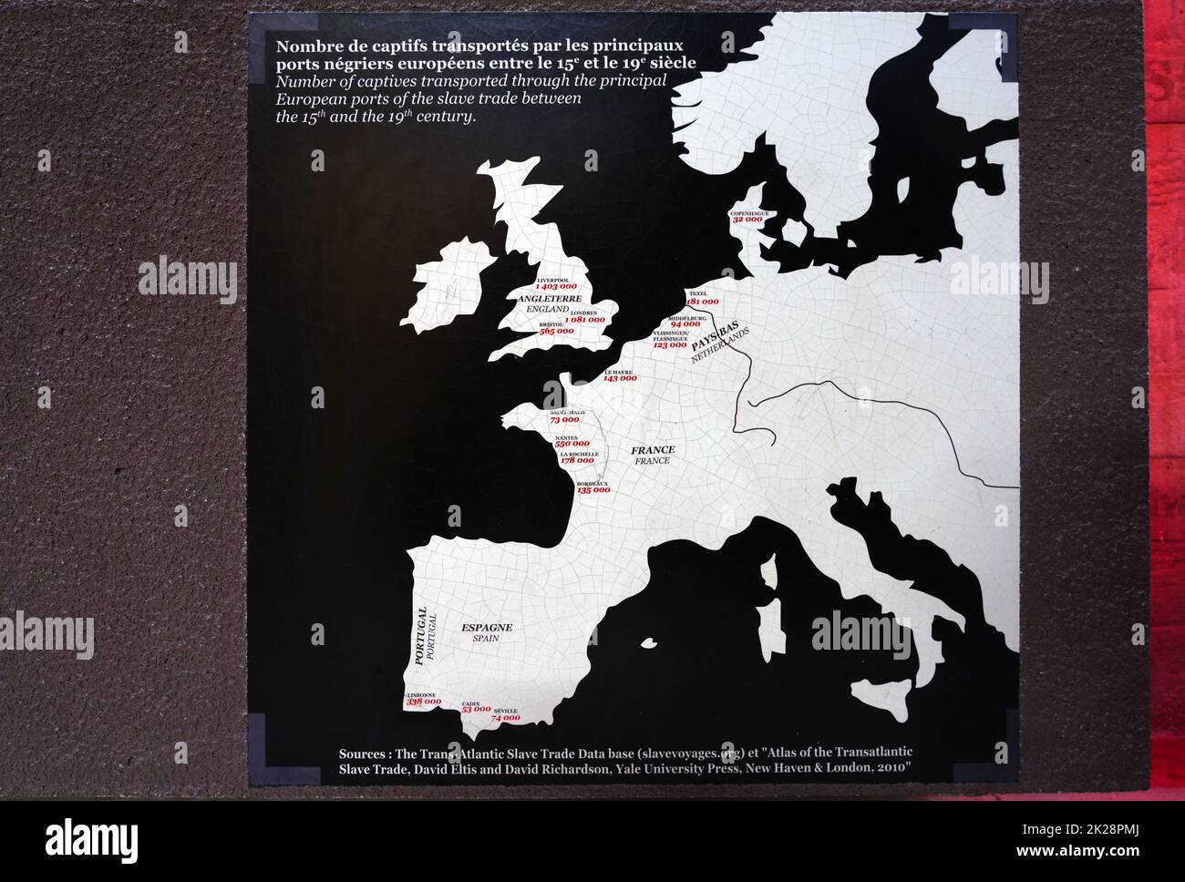 NANTES, FRANKREICH -10 AUG 2022- Blick auf das Denkmal zur Abschaffung der Sklaverei über den französischen Sklavenhandel am Quai de la Fosse in der Innenstadt von Nantes, Fra Stockfoto
