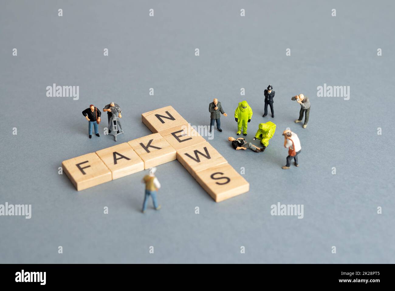 Fake News Concept - Figuren, die Holztexte untersuchen Stockfoto Fake News Concept - Figuren, die Holztexte untersuchen Stockfoto