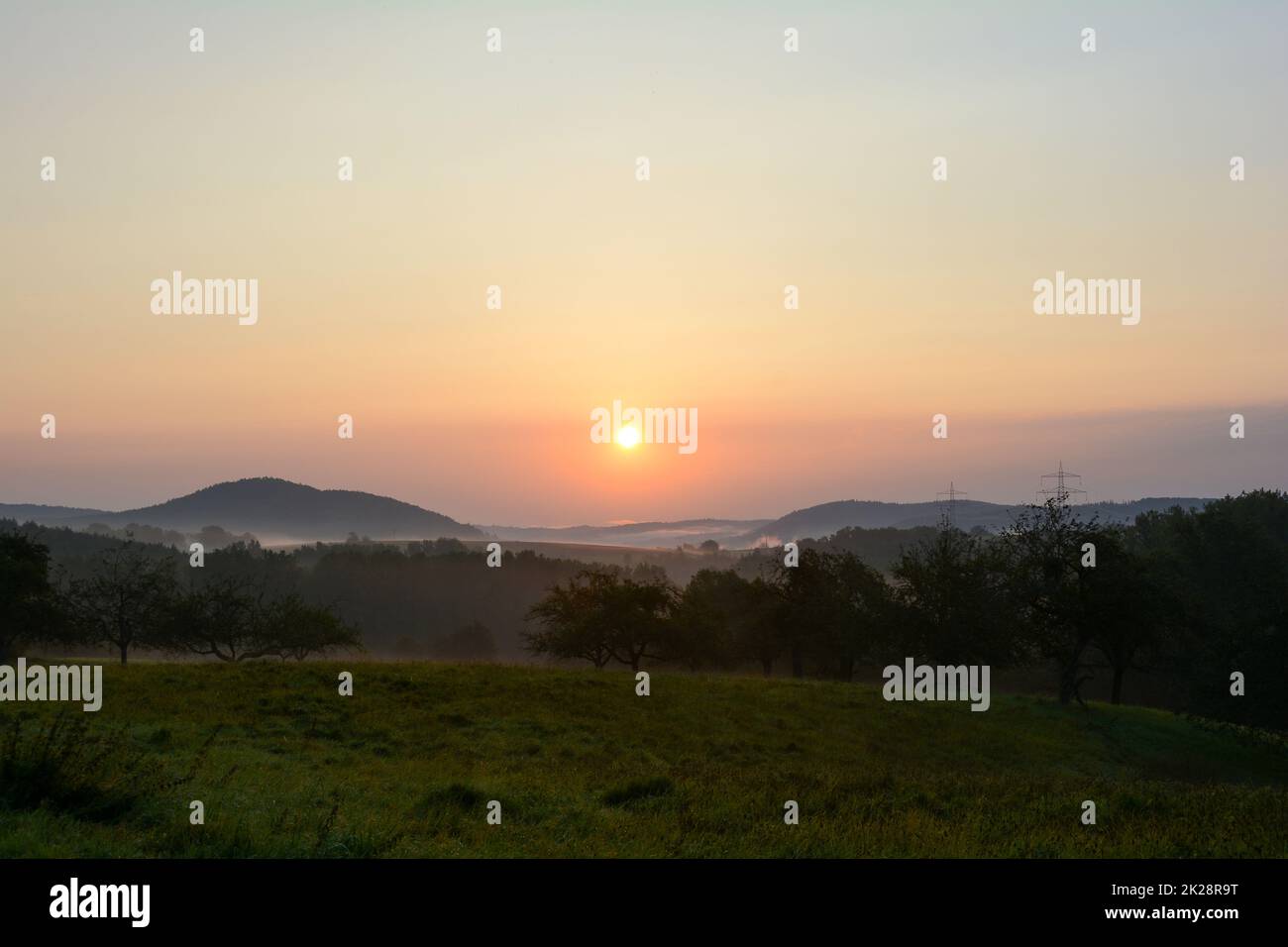 Morgenstimmung bei Sonnenaufgang, hügelige Landschaft mit Nebel Stockfoto