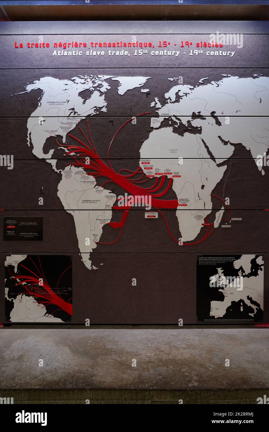 NANTES, FRANKREICH -10 AUG 2022- Blick auf das Denkmal zur Abschaffung der Sklaverei über den französischen Sklavenhandel am Quai de la Fosse in der Innenstadt von Nantes, Fra Stockfoto