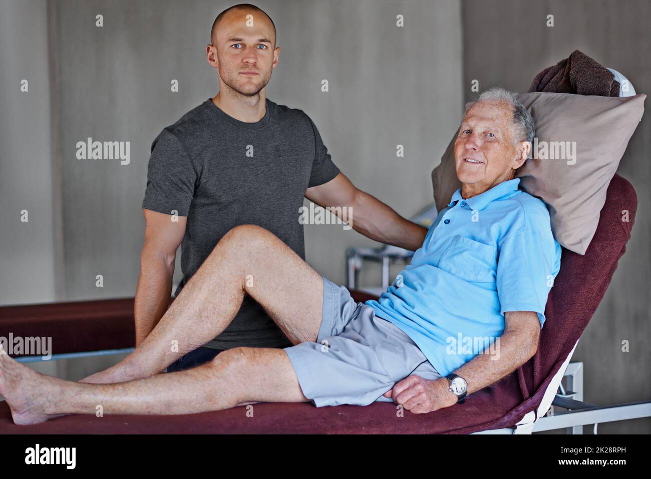 Physio nimmt zwei. Porträt eines älteren Mannes, der eine Physiotherapie mit einem männlichen Therapeuten gemacht hat. Stockfoto