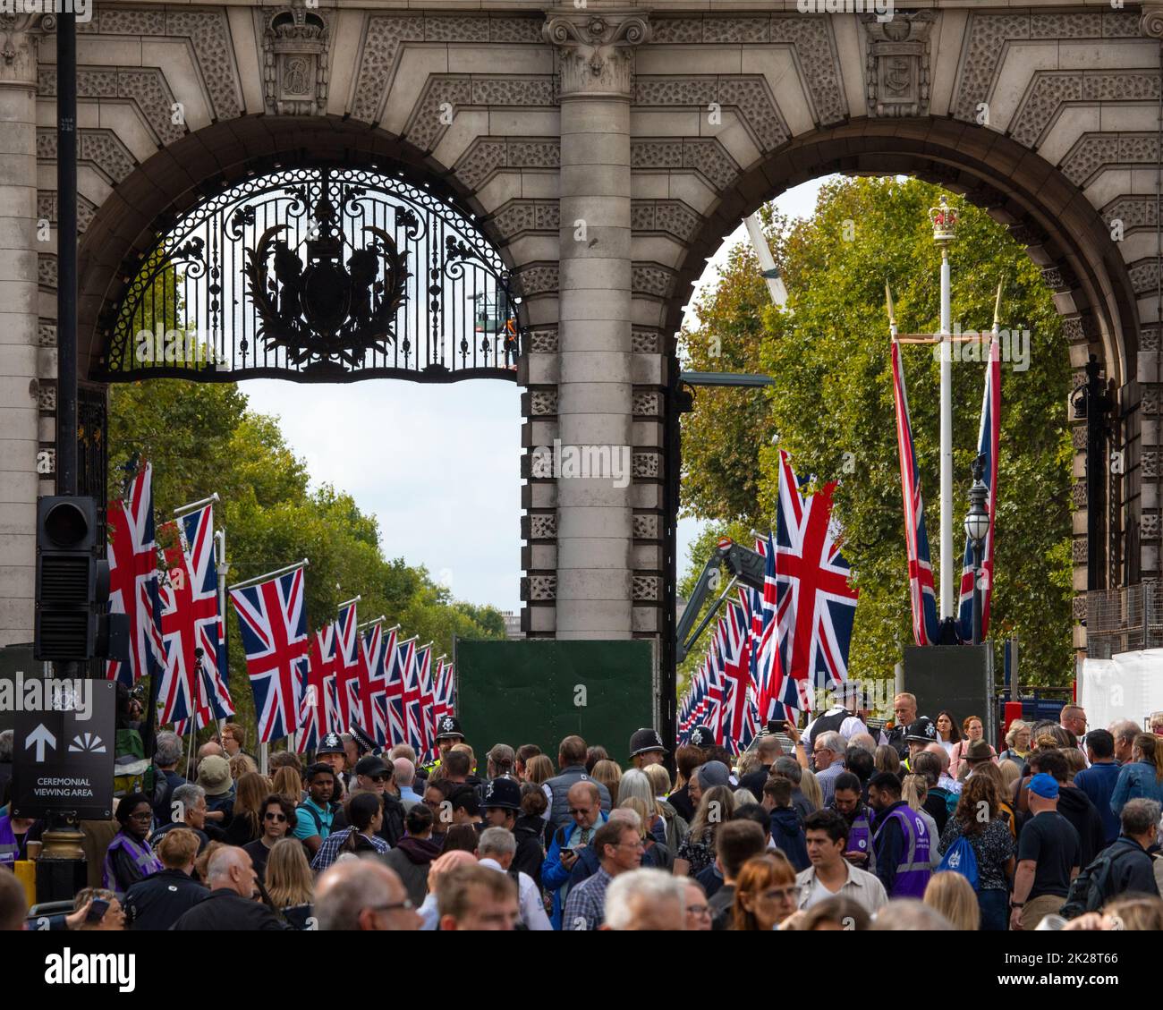 London, Großbritannien - 14. 2022. September: Menschenmassen versammeln sich am Admiralty Arch in London, mit der Mall im Hintergrund, abgebildet vor der Queens Prozession Stockfoto