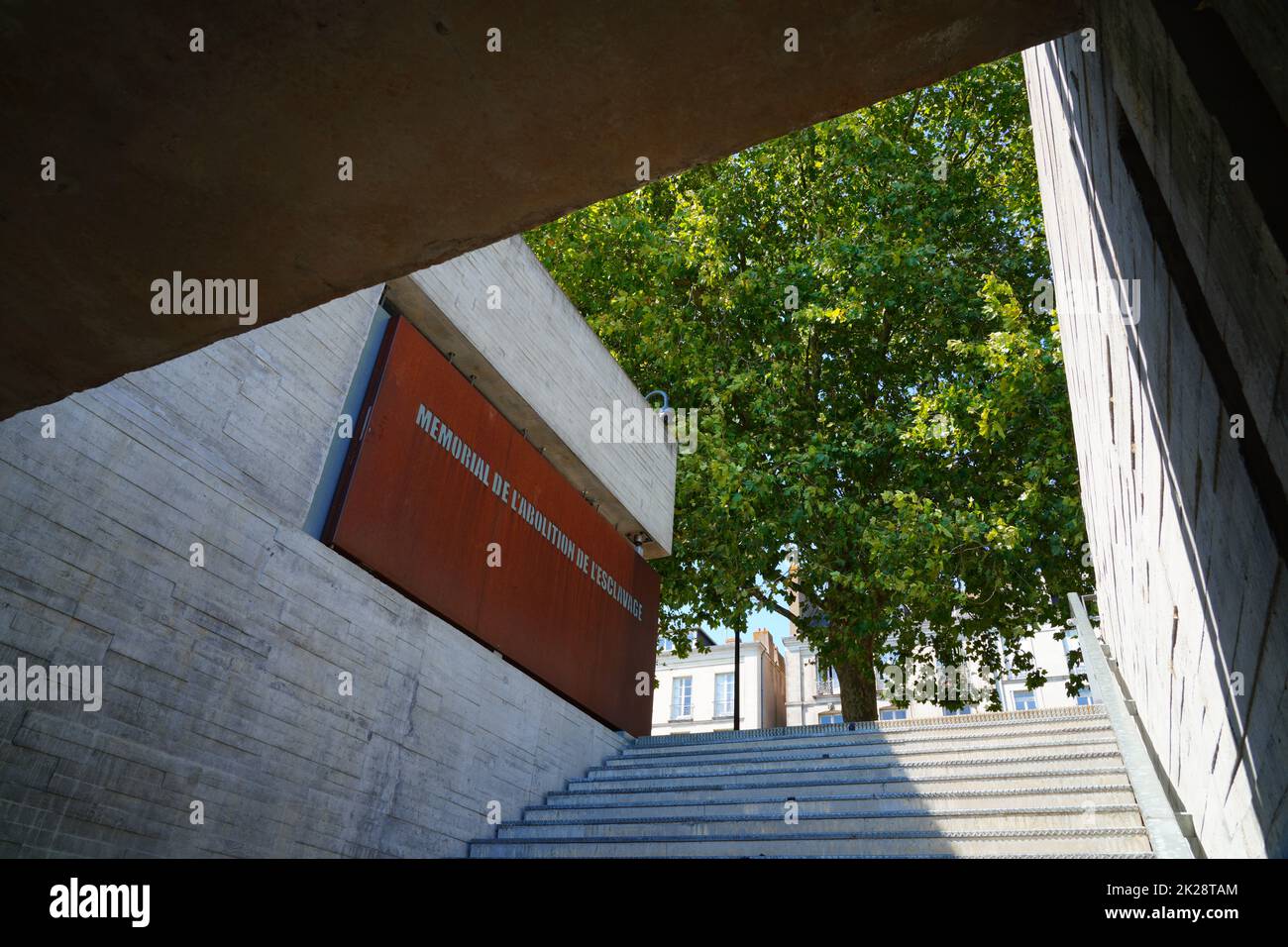 NANTES, FRANKREICH -10 AUG 2022- Blick auf das Denkmal zur Abschaffung der Sklaverei über den französischen Sklavenhandel am Quai de la Fosse in der Innenstadt von Nantes, Fra Stockfoto