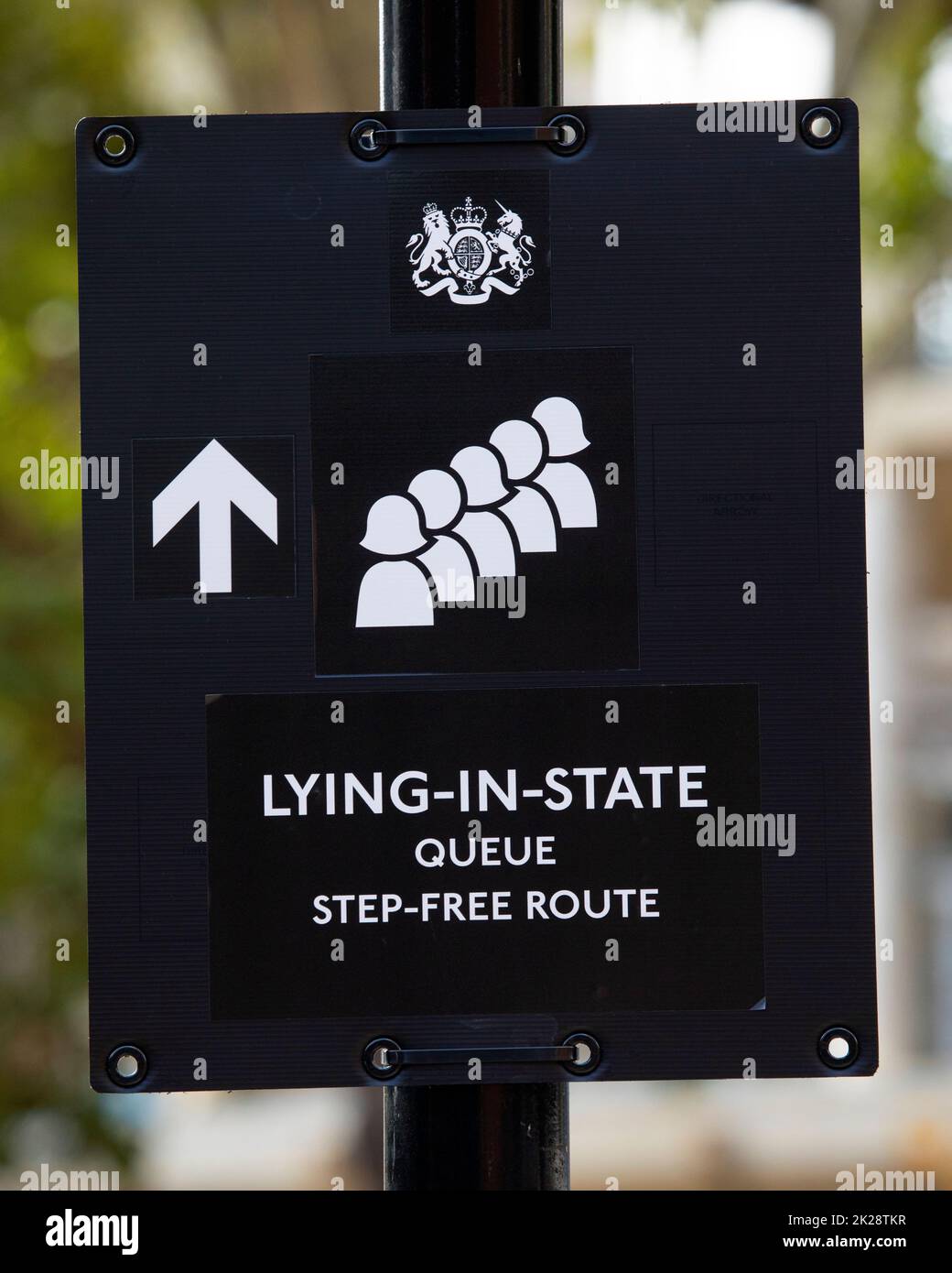 London, Großbritannien - 14. 2022. September: Ein Schild, das die Richtung für die Öffentlichkeit anzeigt, die sich für ihre Majestät Königin Elizabeth II anstellen möchte, die in W liegt Stockfoto