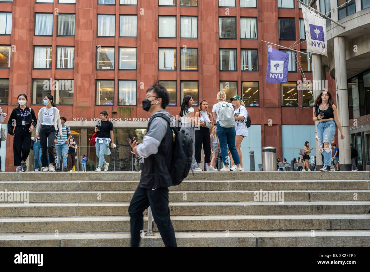 Am Donnerstag, den 8. September 2022, wimmeln Studenten vor dem Eingang der NYU Stern School of Business an der New York University in Greenwich Village in New York. (© Richard B. Levine) Stockfoto