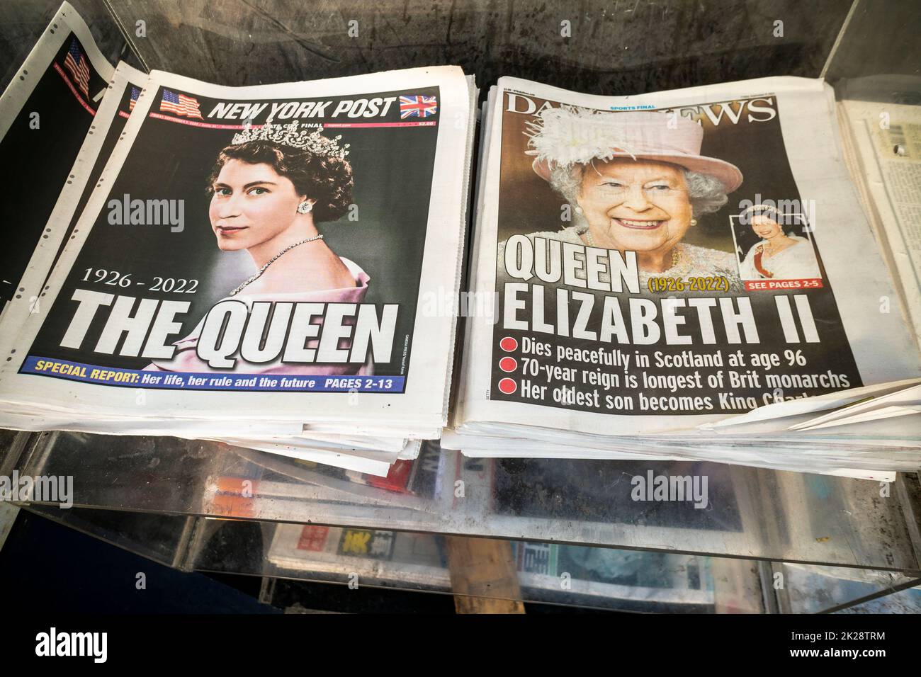 Die Titelseiten der New York Daily News und der New York Post berichten über den Tod von Königin Elizabeth II am Freitag, den 9. September 2022. Der lang regierende Monarch des Vereinigten Königreichs starb im Alter von 96 Jahren auf Balmoral Castle in Schottland. (© Richard B. Levine) Stockfoto