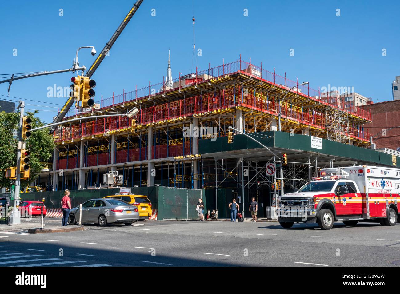 Bau eines bezahlbaren Seniorenwohnheimes, der das John Q. Aymar-Gebäude am Mittwoch, den 14. September 2022, in Chelsea in New York ersetzt. (© Richard B. Levine) Stockfoto