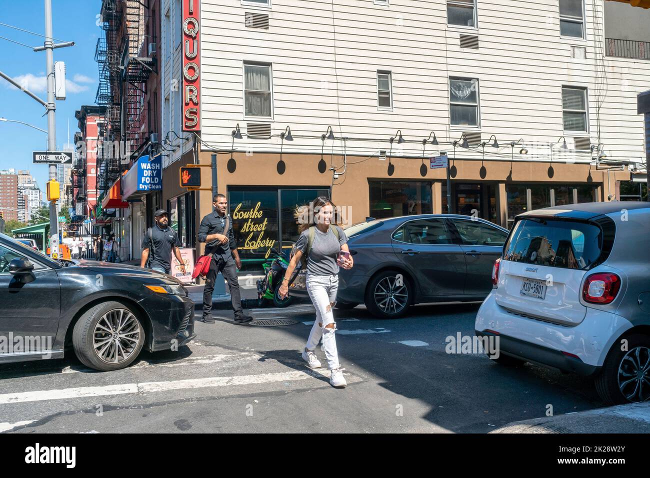 Fußgänger ziehen am Mittwoch, den 14. September 2022, durch den Verkehr, der eine Kreuzung in Chelsea in New York blockiert. (© Richard B. Levine) Stockfoto