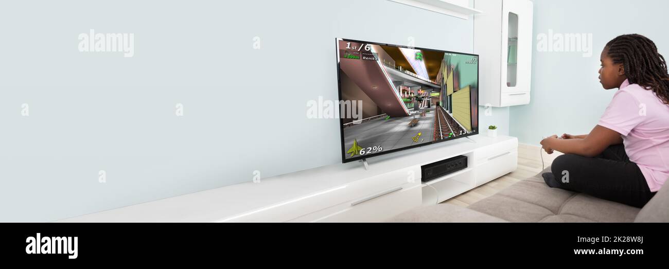 Kind spielt Videospiel im Fernsehen. Konsolenbildschirm Ansehen Stockfoto