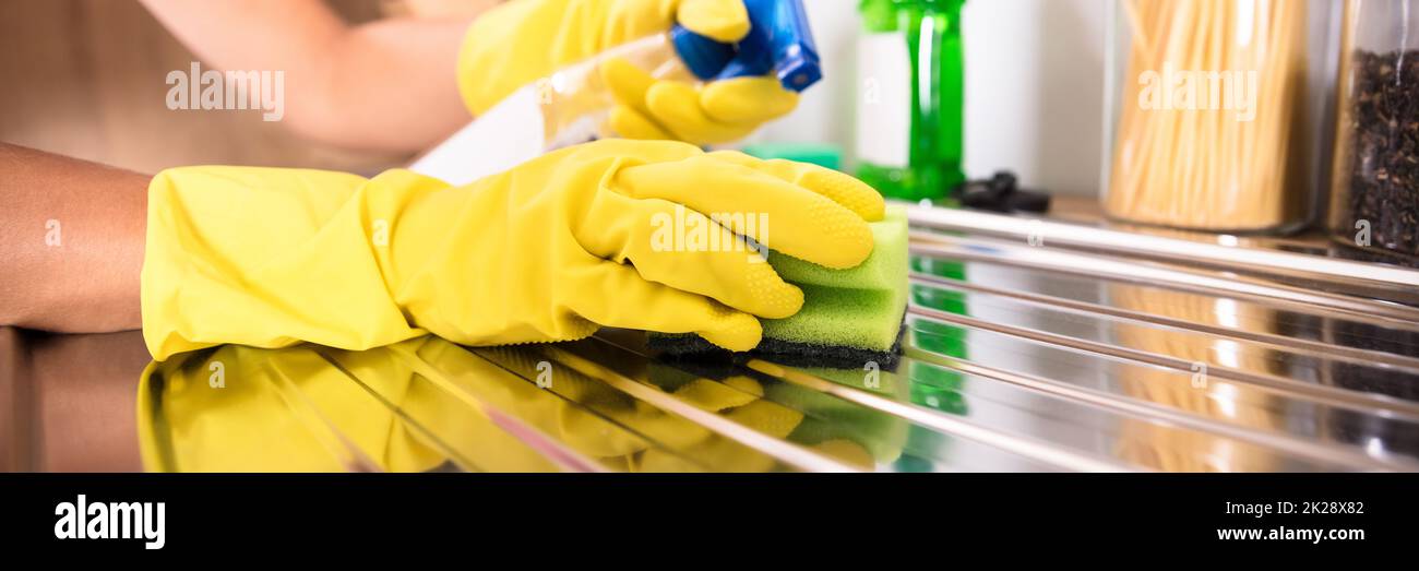 Reinigungsservice. Hausmeister Waschen Haushaltswaschbecken Stockfoto