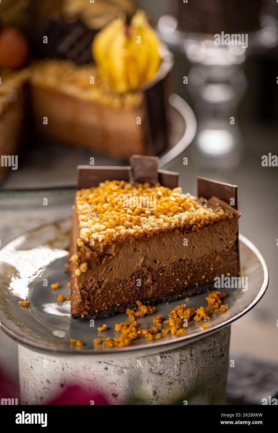 Nahaufnahme von schichtförmigem Schokoladenmousse-Kuchen Stockfoto