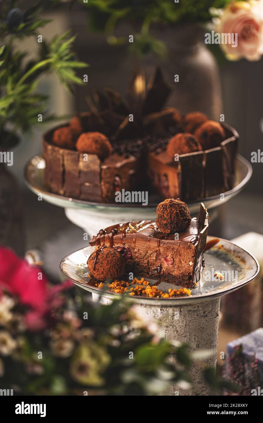 Schokoladen-Mousse-Kuchen mit Kirsche Stockfoto