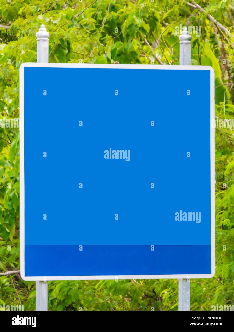 Leeres blaues, typisches asiatisches Straßenschild Phuket Thailand. Stockfoto