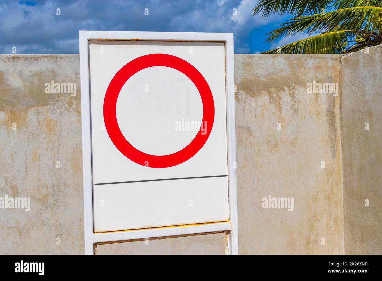 Weißes Straßenschild an der Autobahn in Puerto Aventuras, Mexiko. Stockfoto