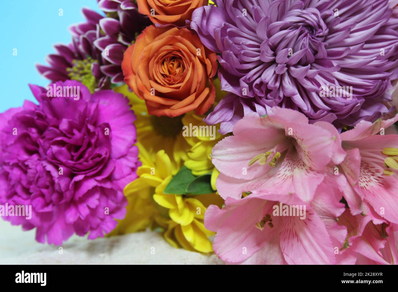 Nahaufnahme von Bouquet mit Chrysanthemen und Miniaturrosen Stockfoto