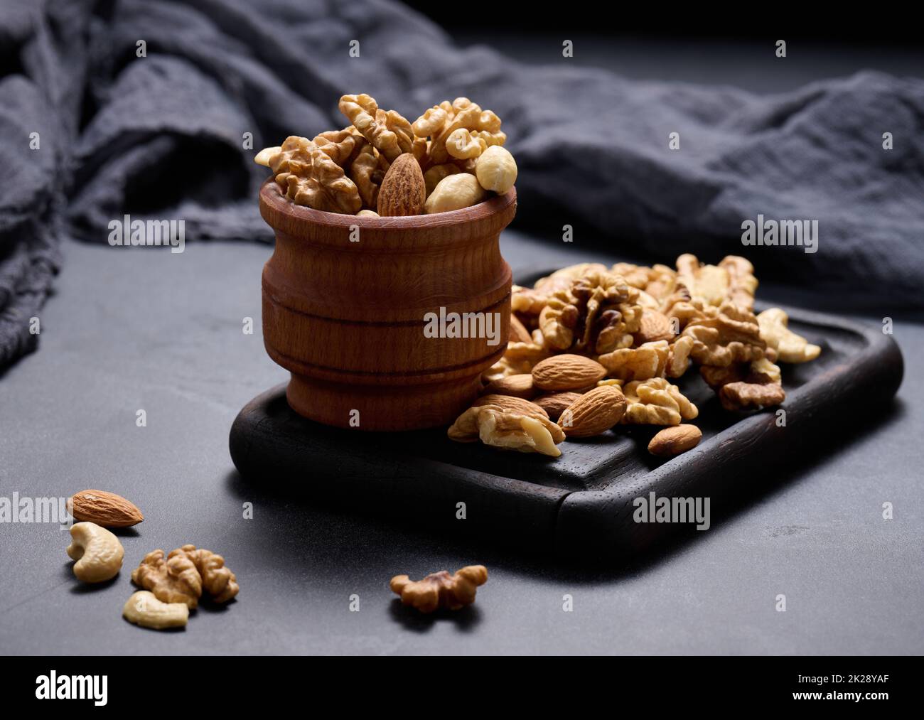 Walnuss, Mandel, Cashew auf einem Holzbrett. Köstlicher, nahrhafter Snack Stockfoto
